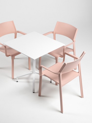 Triss chaise extérieur avec accoudoirs rose et table blanche