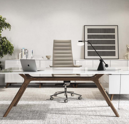 photo bureau design DOC avec plateau en verre blanc et pieds bois noyer massif