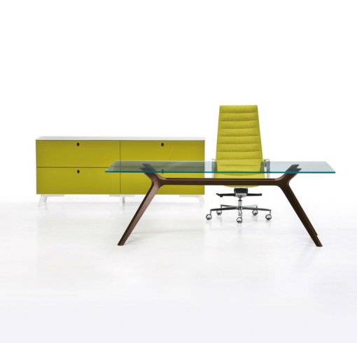 photo bureau design DOC avec plateau en verre fumé et pieds bois noyer massif