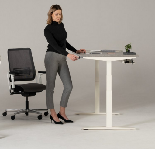 photo siège ergonomique XILION dos résille et accoudoirs ambiance avec bureau électrique réglable en hauteur