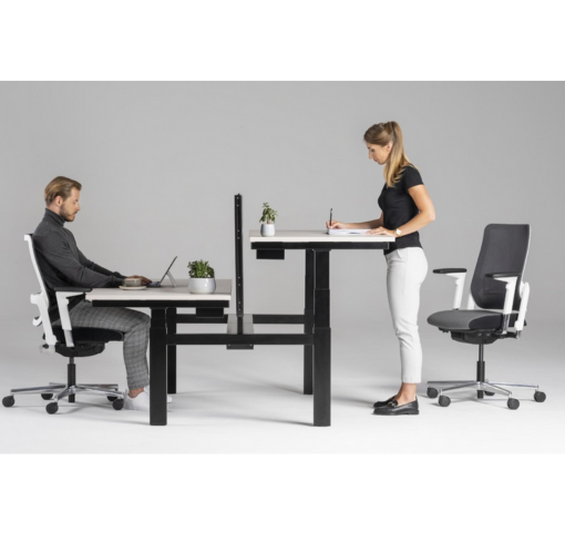 photo siège ergonomique XILION dos résille et accoudoirs ambiance avec bureau double électrique réglable en hauteur