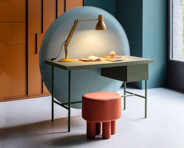photo-fanny-bureau-bleu avec pouf