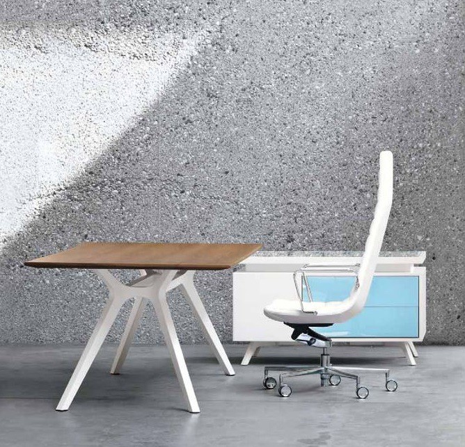 photo-doc-bureau-plateau bois-pieds laqué blanc