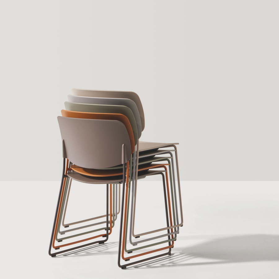 aryn_chaise_plusieurs_empilées