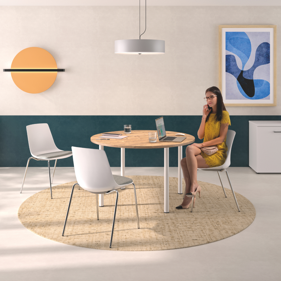 photo_table_ensemble_ambiance_bureau_salle_pause_femme_téléphone